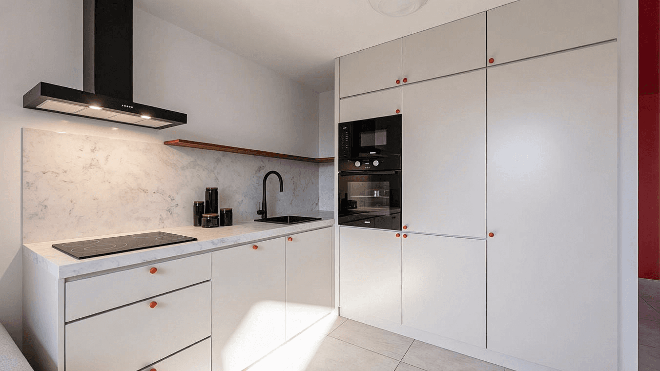 Évian-les-Bains — Située entre le Lac Léman et les Alpes, Évian-les-Bains séduit par son cadre naturel exceptionnel et... — Miniature 10