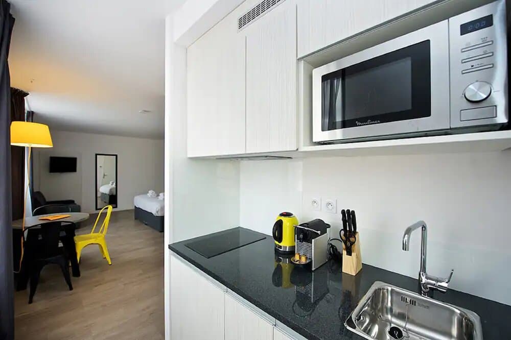 Marseille — Située dans le 1er arrondissement de Marseille, cette résidence propose des appartements entièrement... — Miniature 7