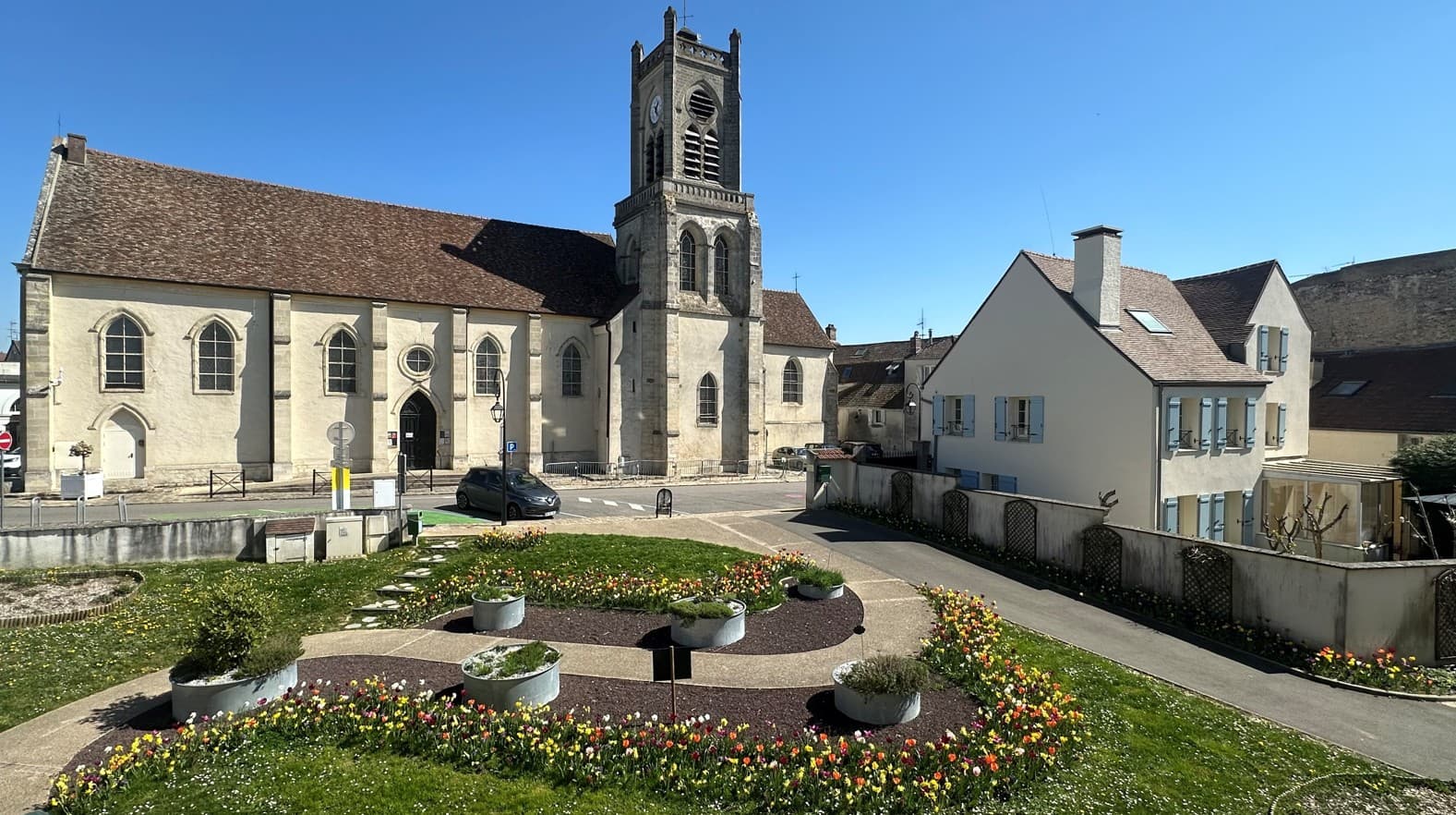 Neauphle-le-Chateau — Située au cœur de Neauphle-le-Château, cette nouvelle réalisation s’intègre harmonieusement dans le ... — Miniature 10