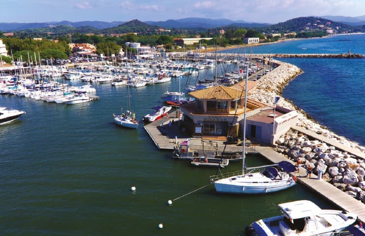 la Londe les Maures — Située au nord-est de La Londe-les-Maures, cette résidence s’intègre harmonieusement dans un environ... — Miniature 2
