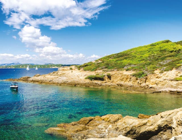 la Londe les Maures — Située au nord-est de La Londe-les-Maures, cette résidence s’intègre harmonieusement dans un environ... — Miniature 7
