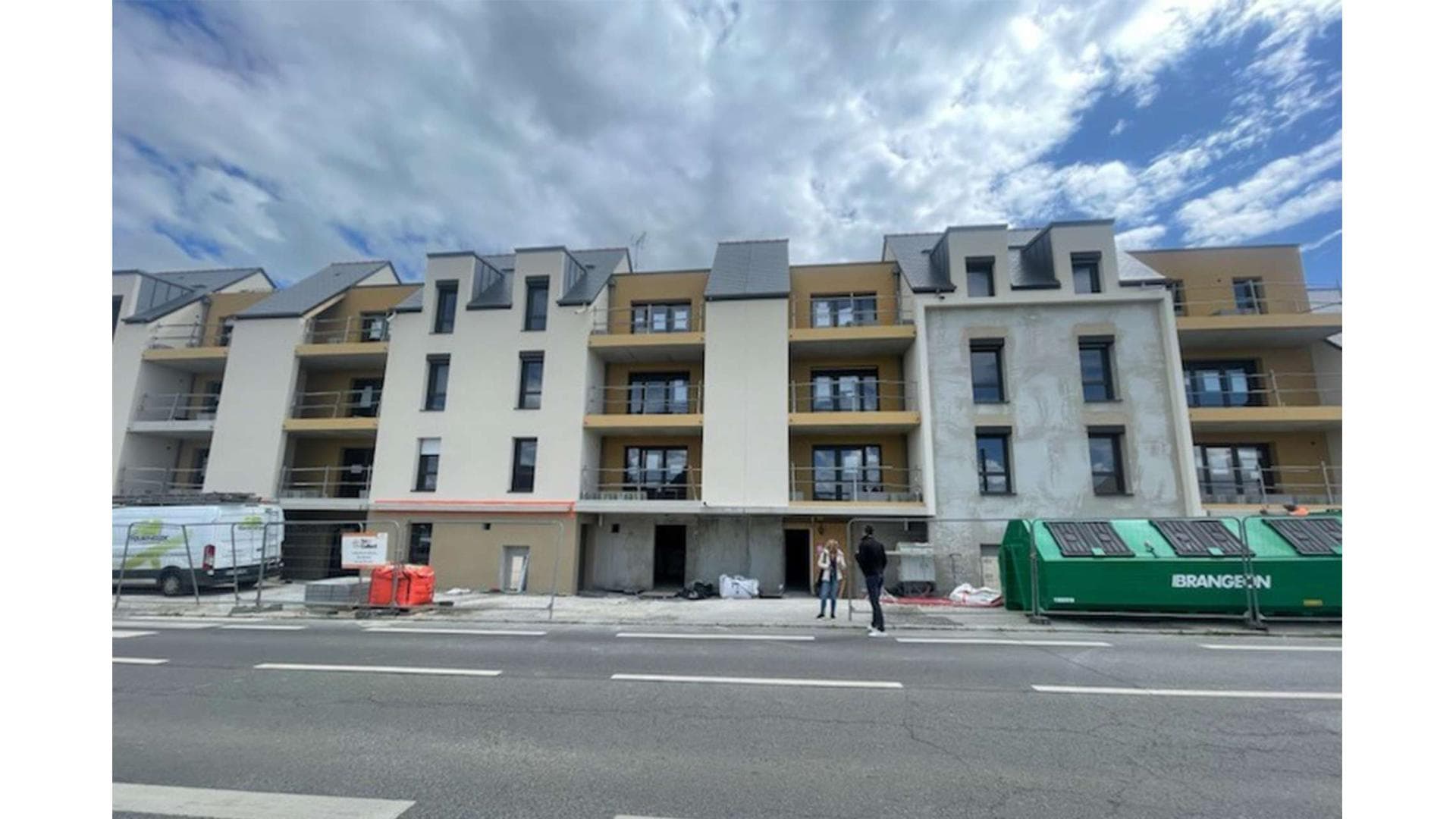 Châteaubourg — Située à Châteaubourg, cette résidence se distingue par son emplacement pratique, à proximité immédi...