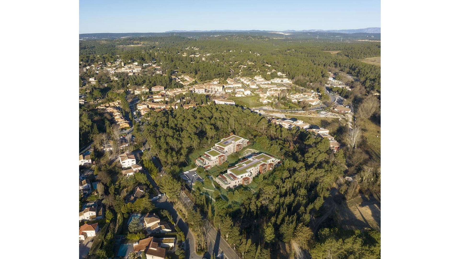 Saint-Clément-de-Rivière — Nichée au cœur d’une pinède préservée, cette résidence s’intègre harmonieusement à son environnement... — Miniature 18
