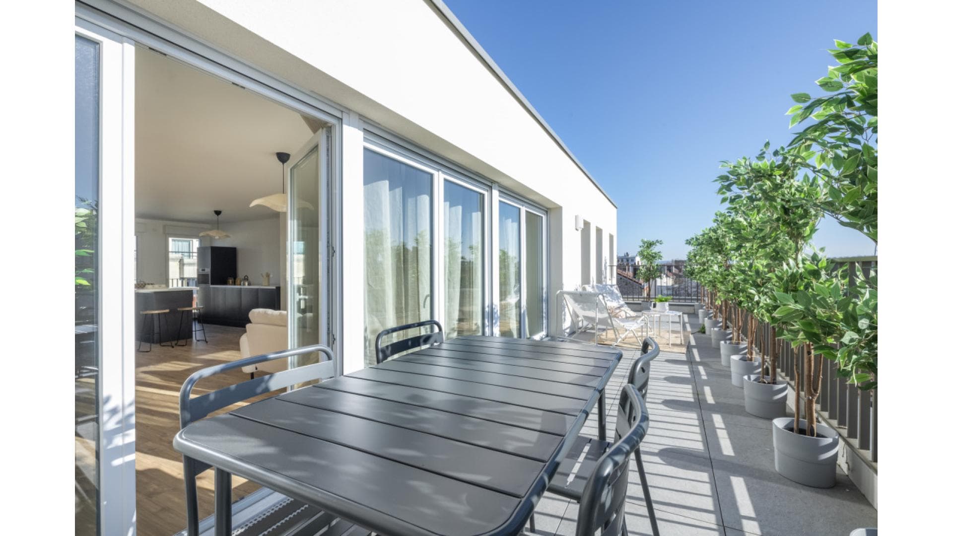 Reims — Située en plein centre-ville, cette résidence propose ses tout derniers appartements disponibles à l... — Miniature 2