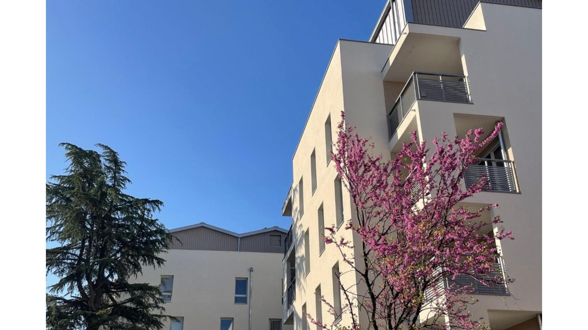 Saint-Priest — Situé à Saint-Priest, ce logement de trois pièces se trouve au dernier étage d'une résidence récemme... — Miniature 11