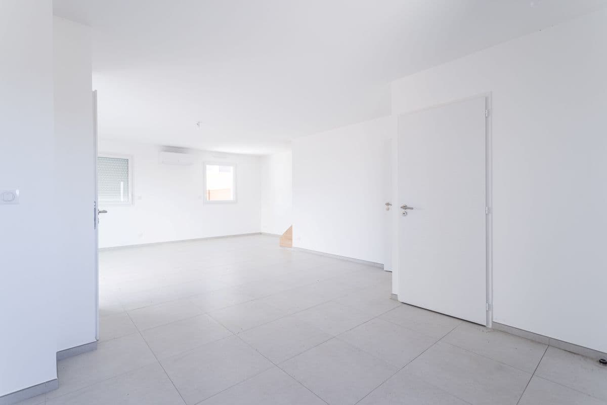 Sauvian — Située à proximité immédiate de Béziers et à seulement quelques kilomètres des plages méditerranéenn... — Miniature 8