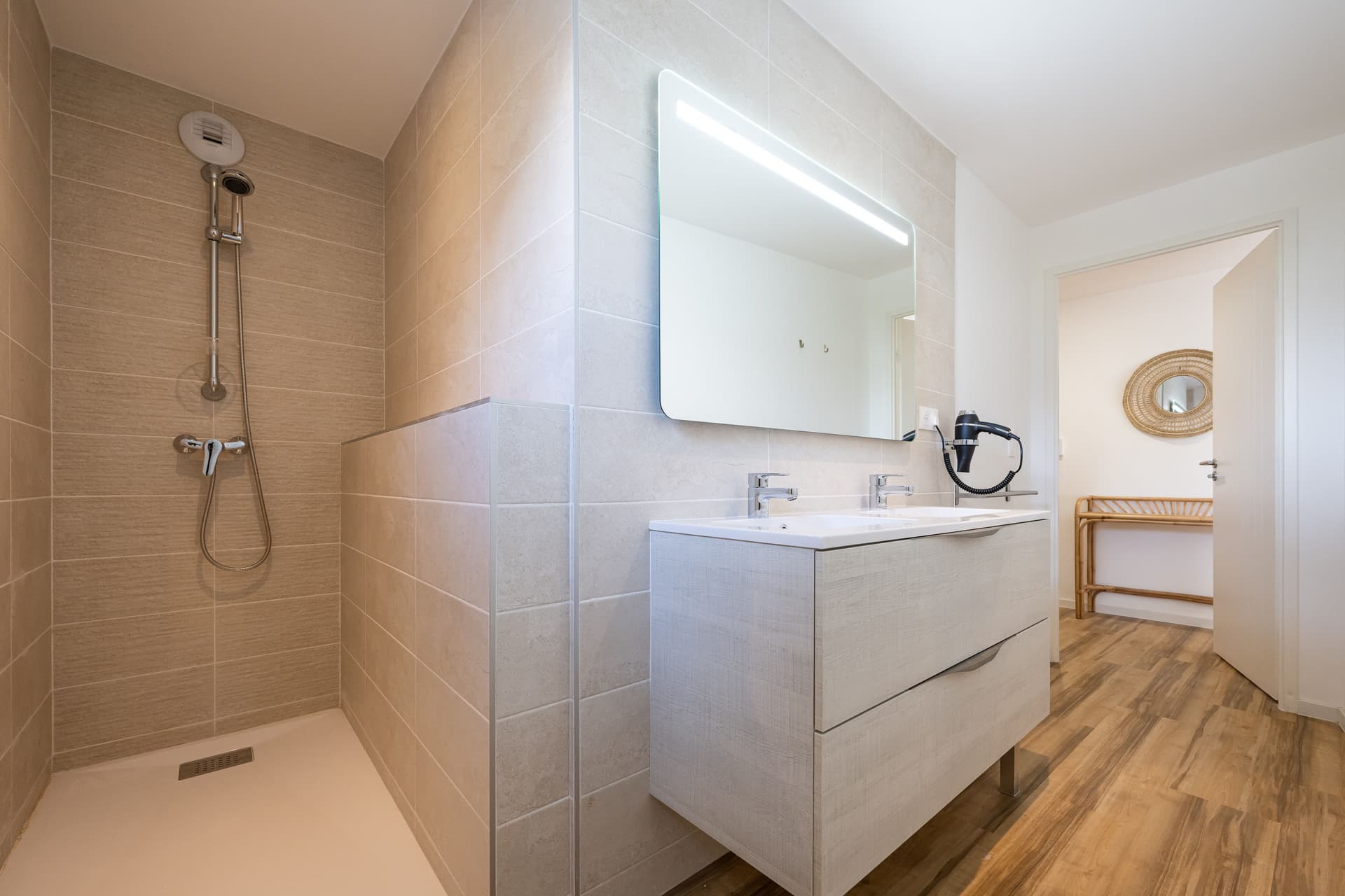 la Grande Motte — Située à proximité immédiate de la Petite Camargue, cette station balnéaire réputée séduit chaque an... — Miniature 9