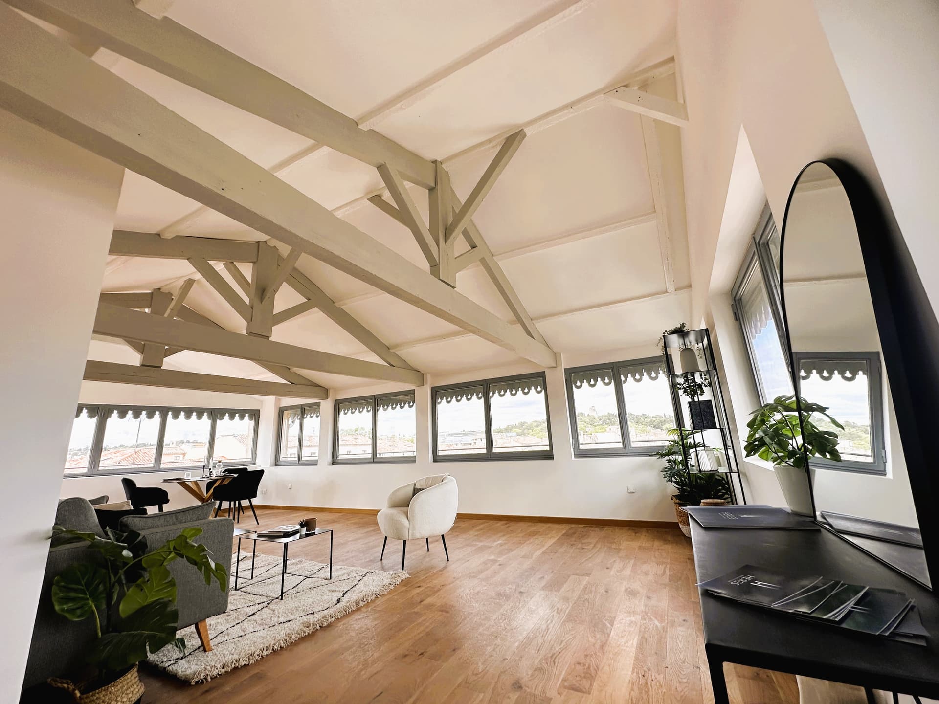 Nîmes — Située au cœur du centre historique de Nîmes, cette résidence offre un cadre de vie privilégié, mêla... — Miniature 4